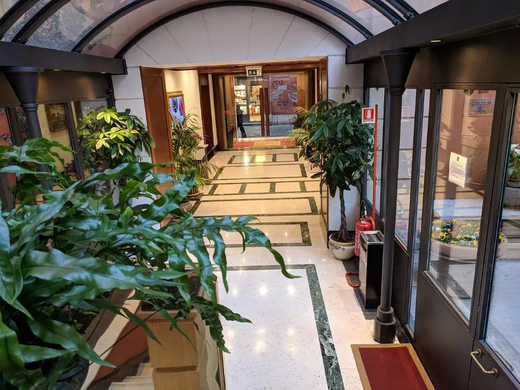 Lobby, Ponte Sisto, Rome