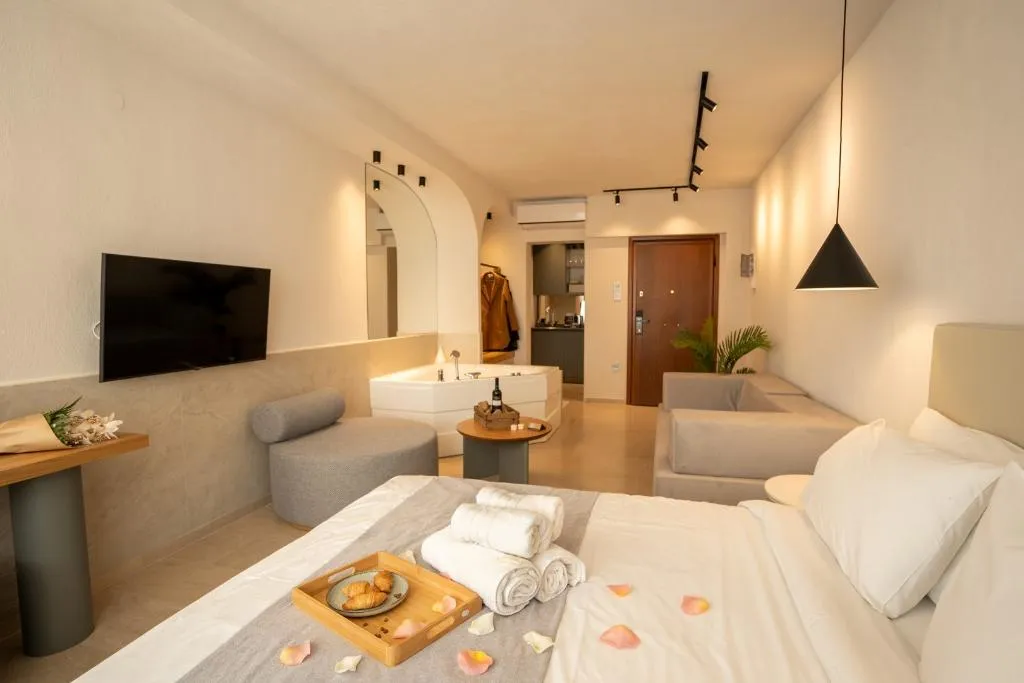SUITE WITH JACUZZI Room, Sea And The City, Halkidiki