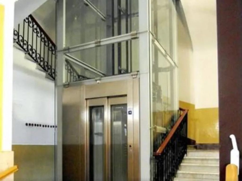 Lobby, California, Rome