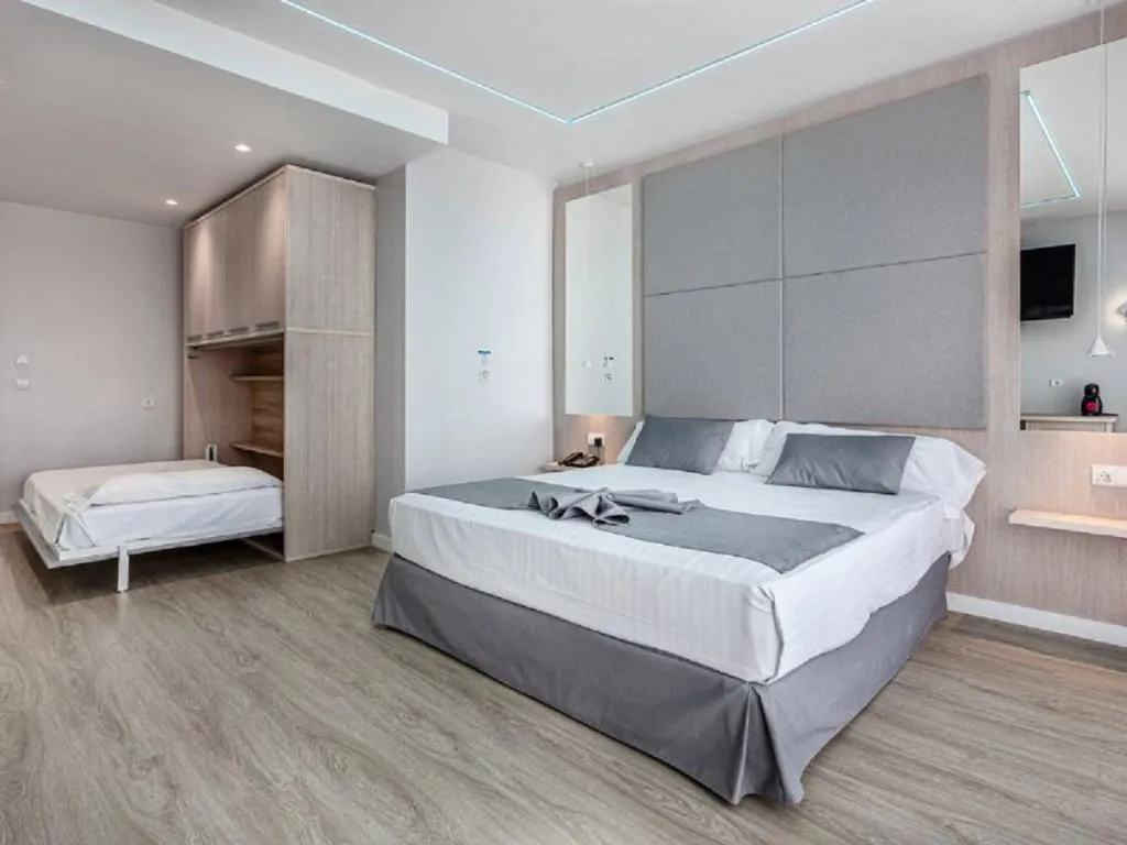 Room, Abril, Costa Blanca
