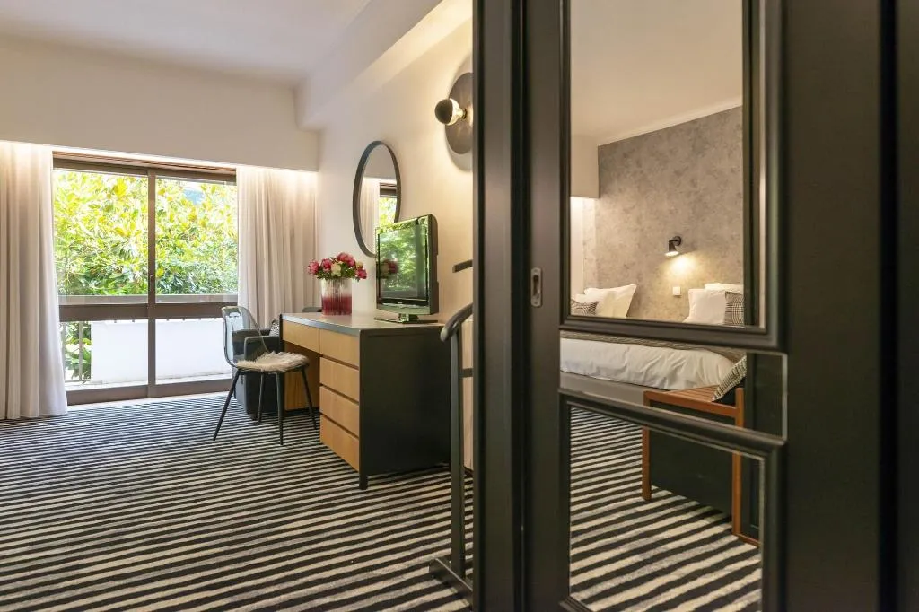 Room, Dom Afonso, Madeira