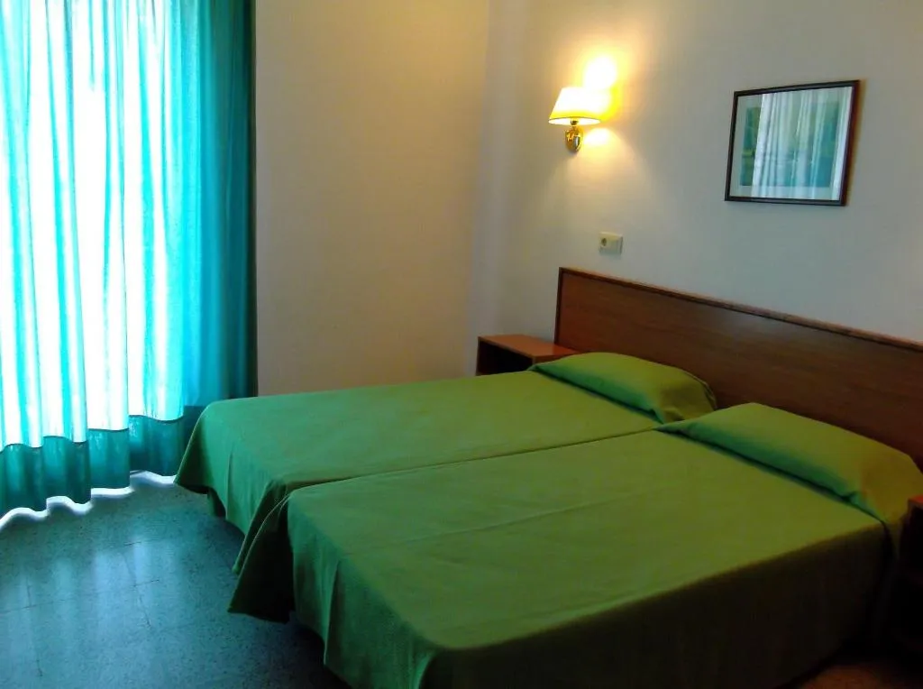 Room, Simeon, Costa Brava