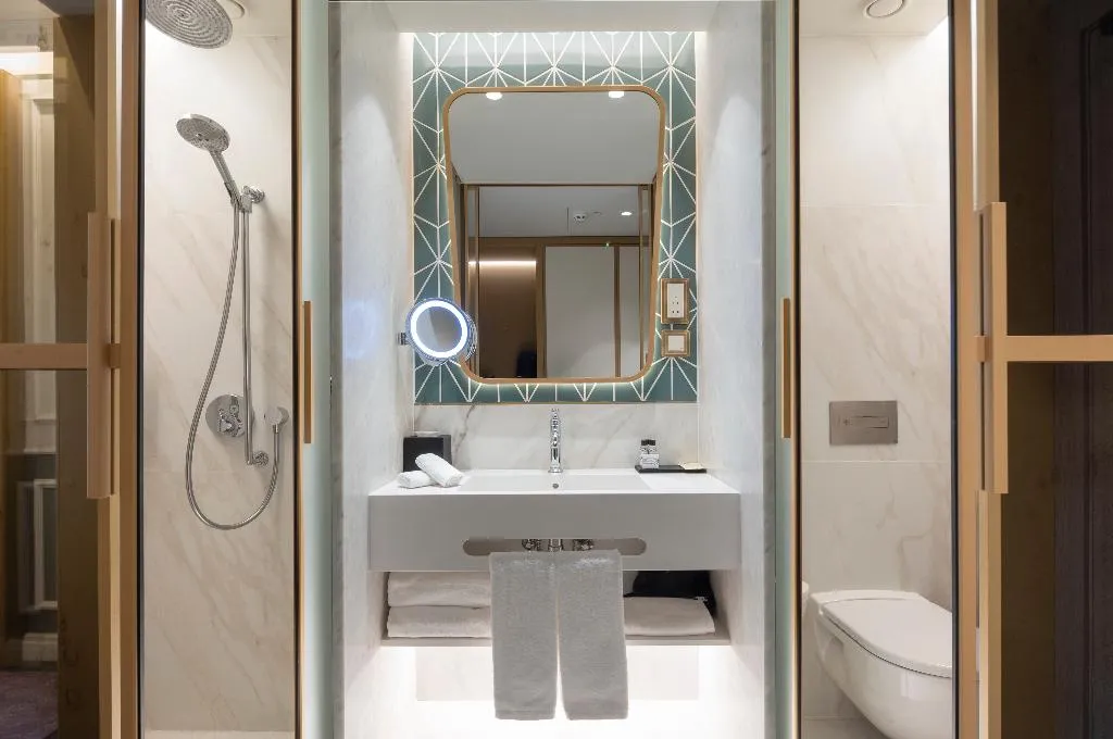 DOUBLE DELUXE Room, The Emerald House Lisbon, Curio Collection by Hilt, Lisbon
