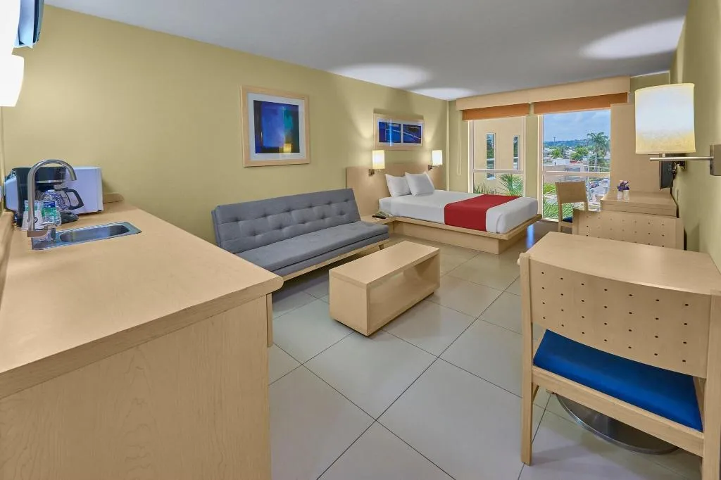 SUITE QUEEN SIZE BED Room, City Express by Marriott Campeche, Cancun Area