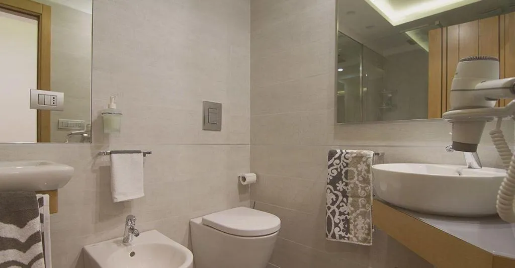 Room, La Strada Parlata, Naples