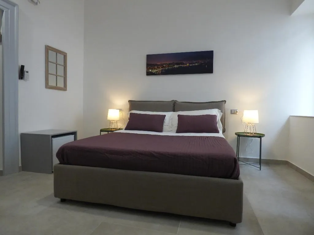 DOUBLE DELUXE Room, B&B Monteoliveto 33, Naples