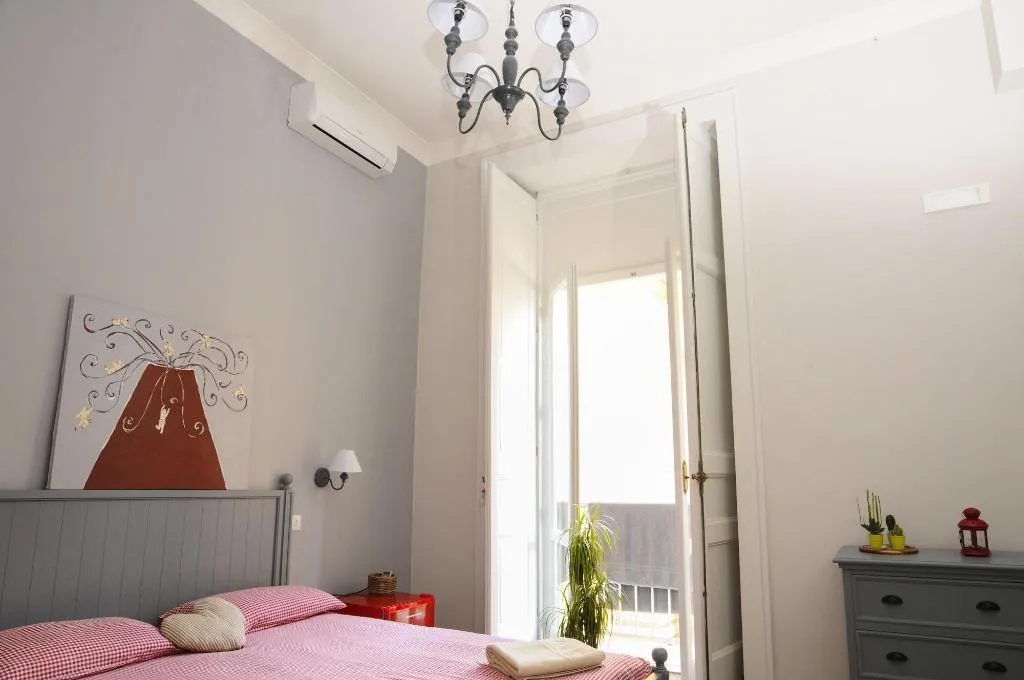 Room, B&B Napul'art, Naples