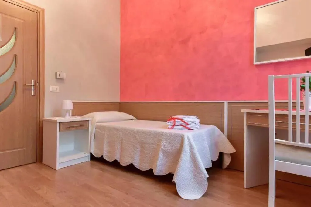 SINGLE STANDARD Room, B & T Rooms Trani, Naples