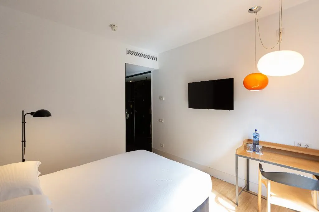 SINGLE GUEST ROOM Room, Alexandra Barcelona, Curio Collection by Hilton, Barcelona