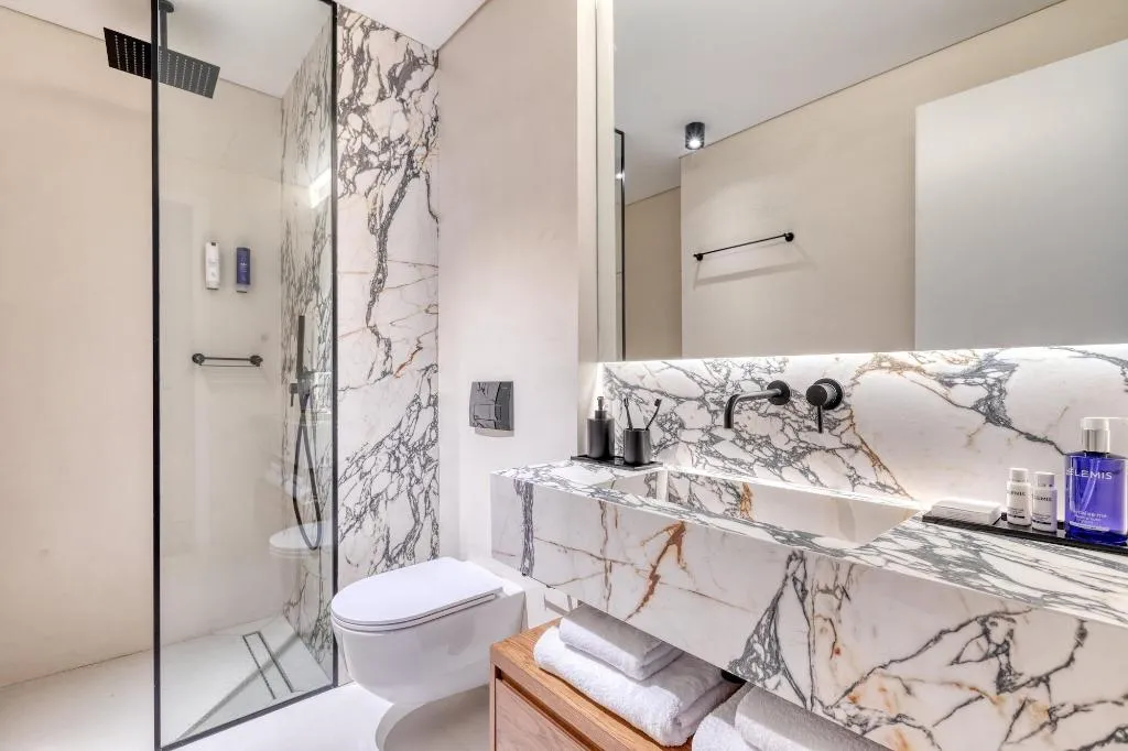 Room, Neoma, Athens