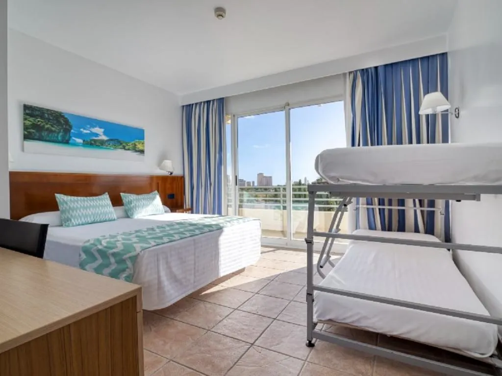 Room, Abril, Costa Blanca