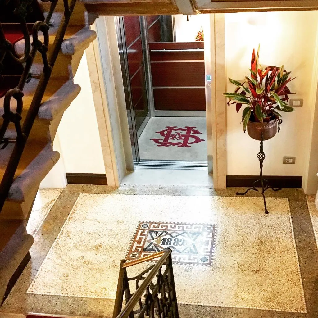 Lobby, Sant Antonin, Venice