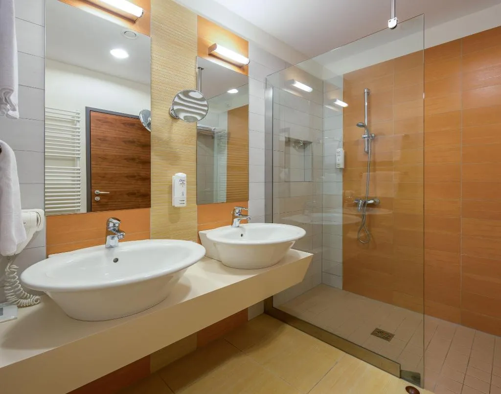 Room, Bretanide, Split