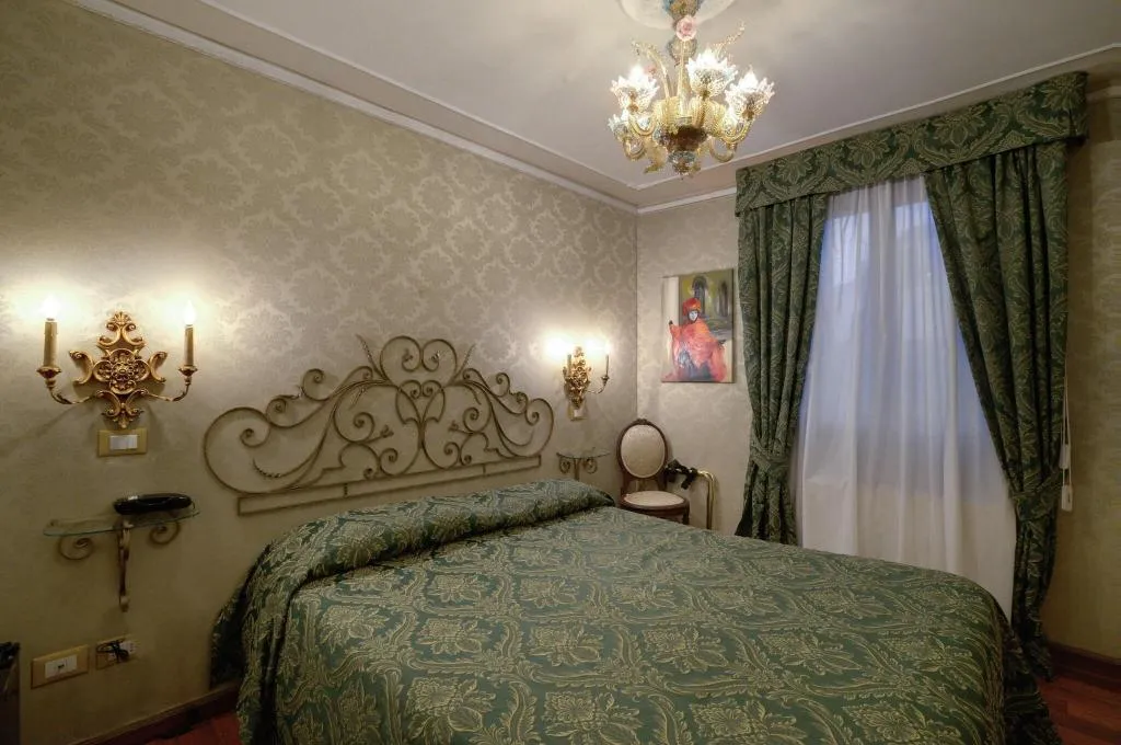 Room, Bel Sito e Berlino, Venice