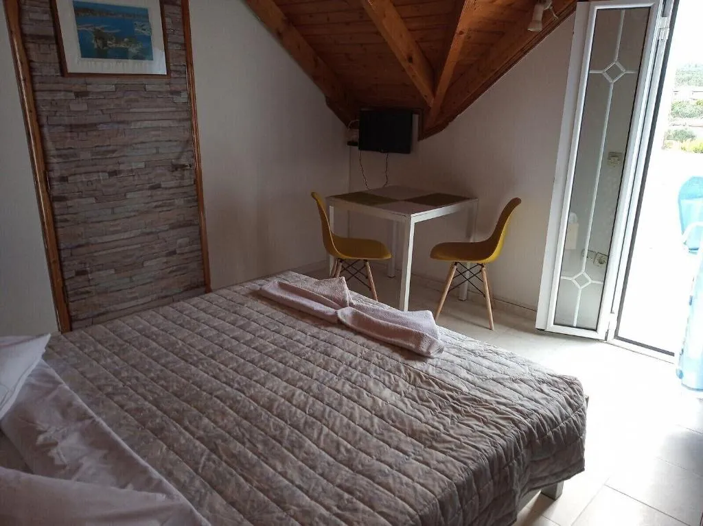 Room, Clear Horizon, Zante