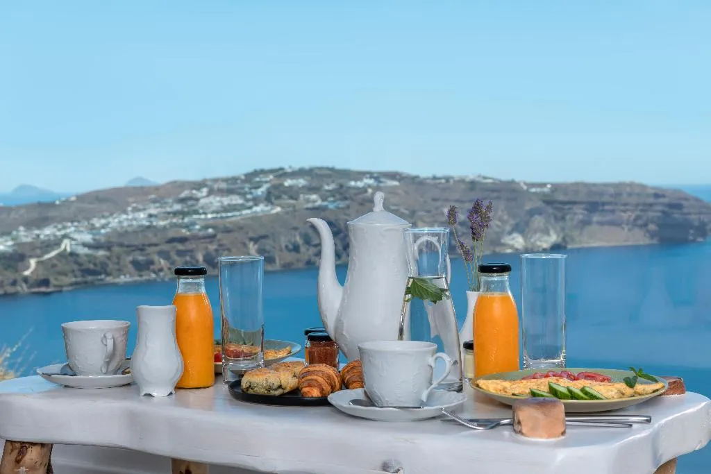 VILLA WITH PRIVATE POOL Room, Athermi Suites, Santorini