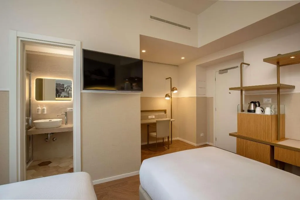 TWIN SUPERIOR Room, Cosmopolita Hotel Rome, Tapestry Collection by Hil, Rome