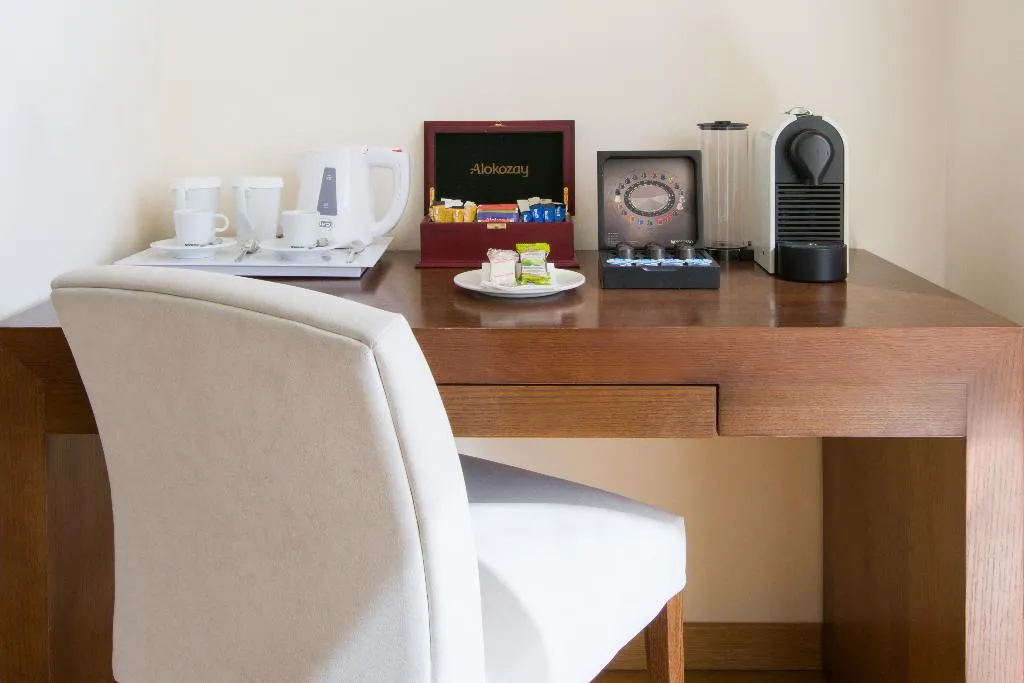 SUITE WITH JACUZZI Room, Golden Bay Beach hotel, Cyprus