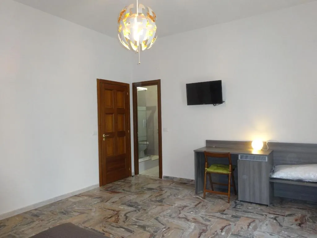 Room, Amphitheatrum Gate, Naples