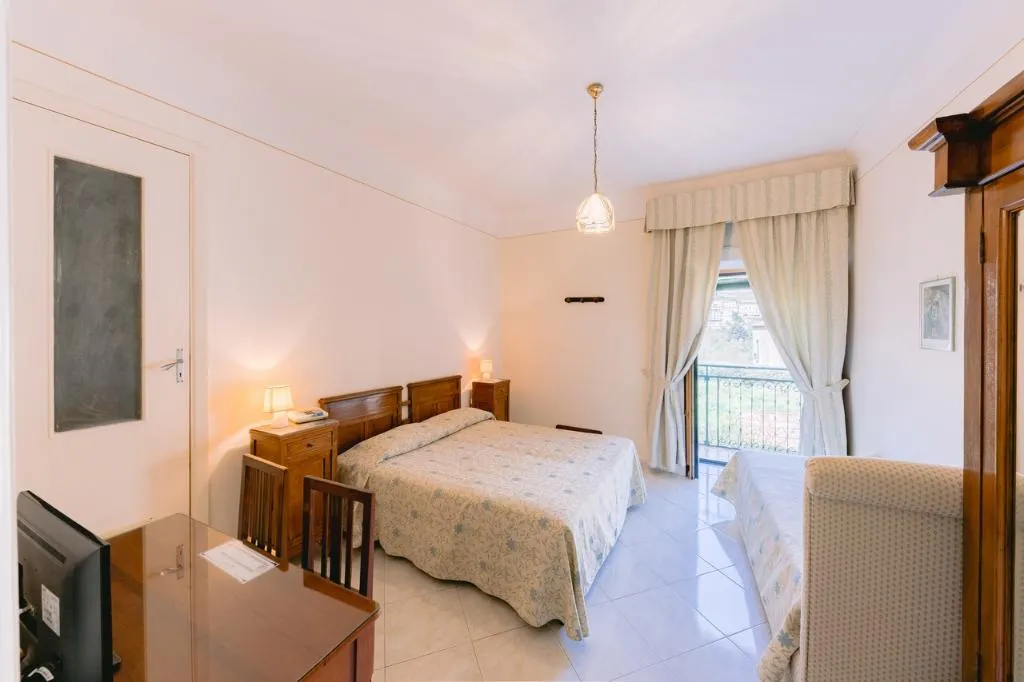 TRIPLE WITH BALCONY Room, Hotel Toro, Naples