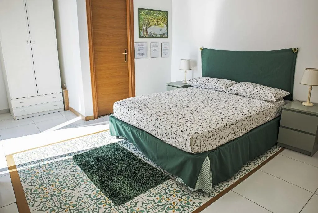 Room, Miracoletti38, Naples