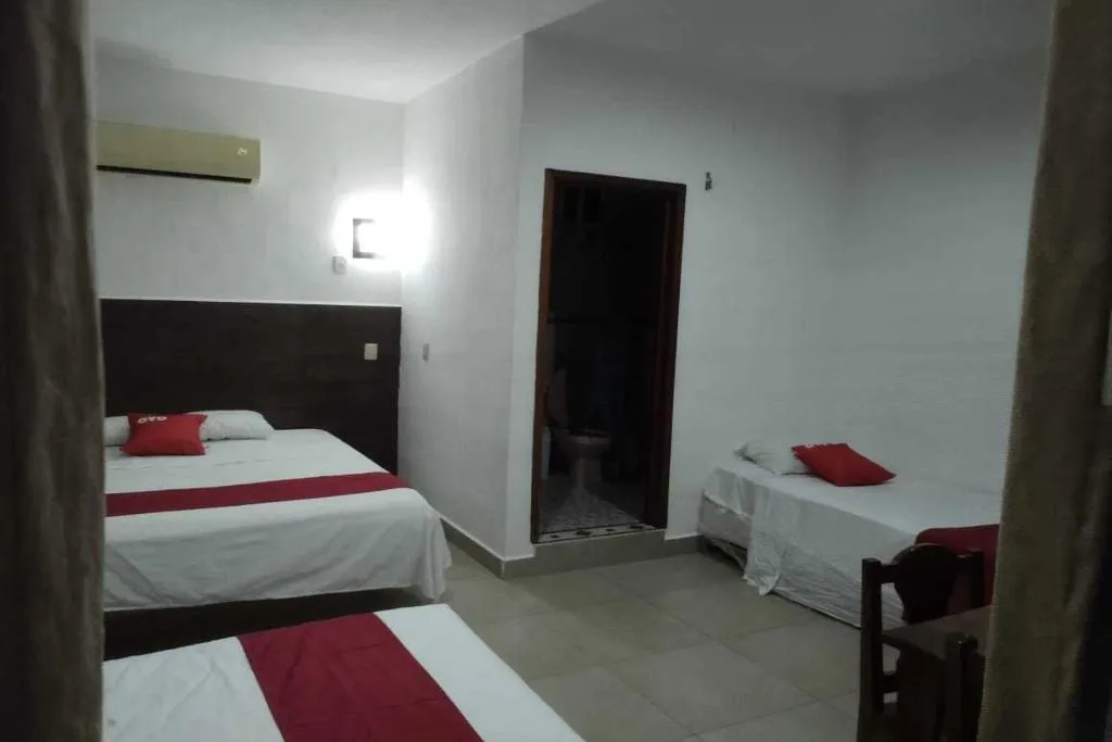 FAMILY ROOM THREE BEDS Room, OYO Hotel Palma Real, Cancun Area