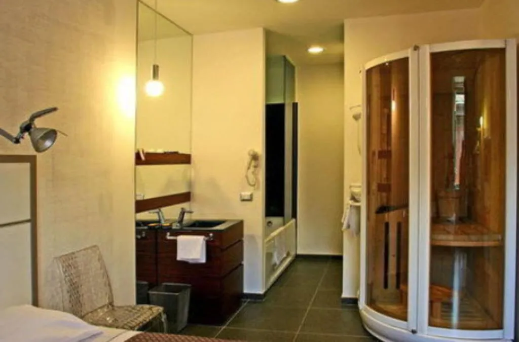 Room, California, Rome