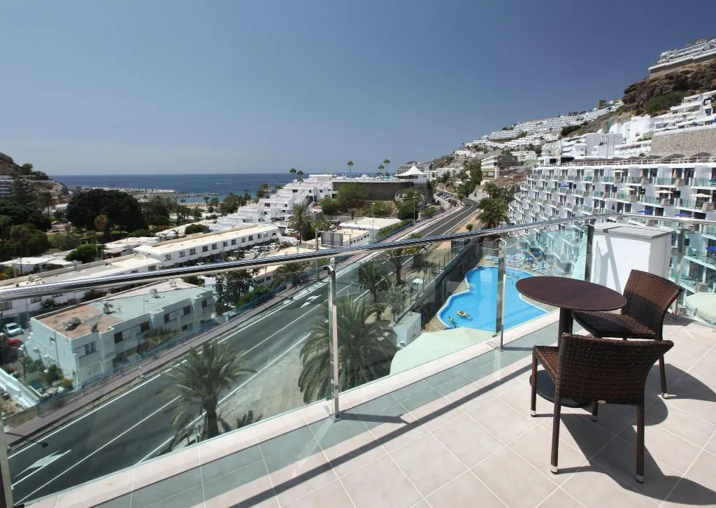 Room, Revoli, Gran Canaria