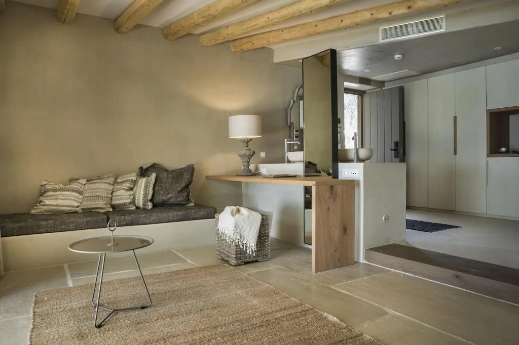Room, F Zeen, Kefallinia