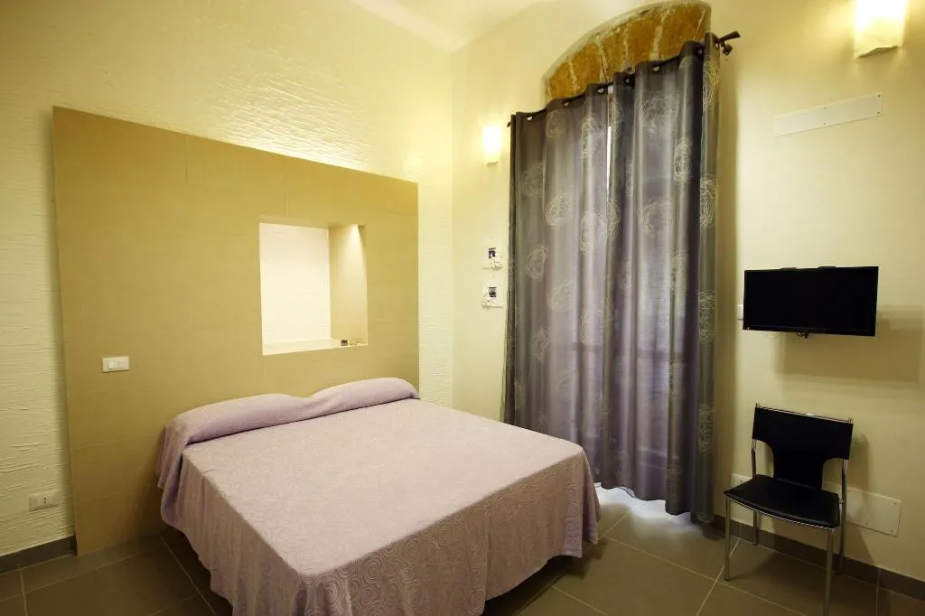 Room, Khalisah, Palermo