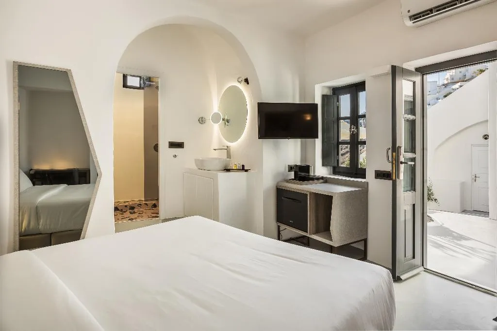 Room DELUXE SUPERIOR Room, Sun Rocks Boutique Hotel | Caldera View Suites, Santorini