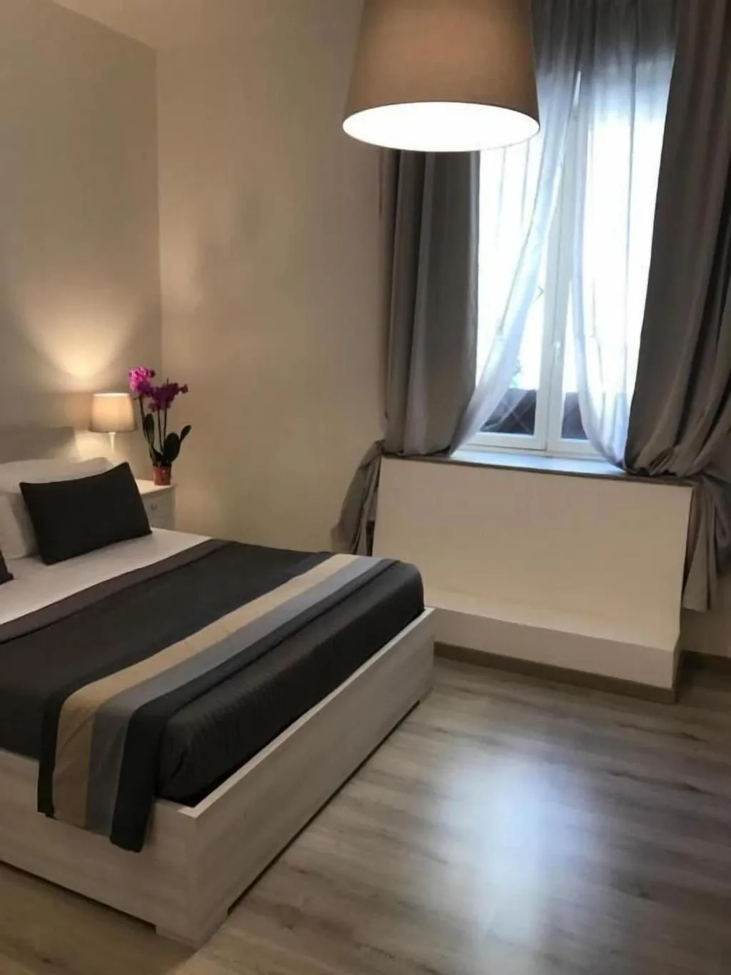 Room, Angolo Di Roma, Naples