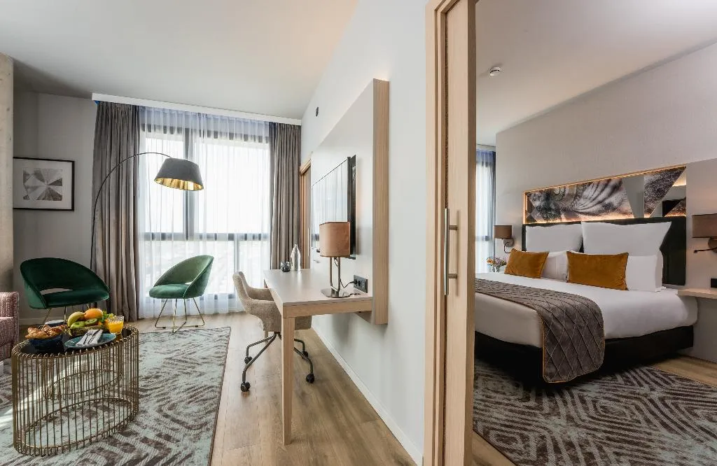 JUNIOR SUITE CAPACITY 3 Room, Leonardo Royal Hotel Barcelona Fira, Barcelona