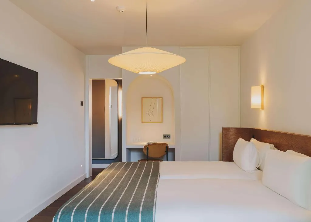 Room, Regina, Barcelona