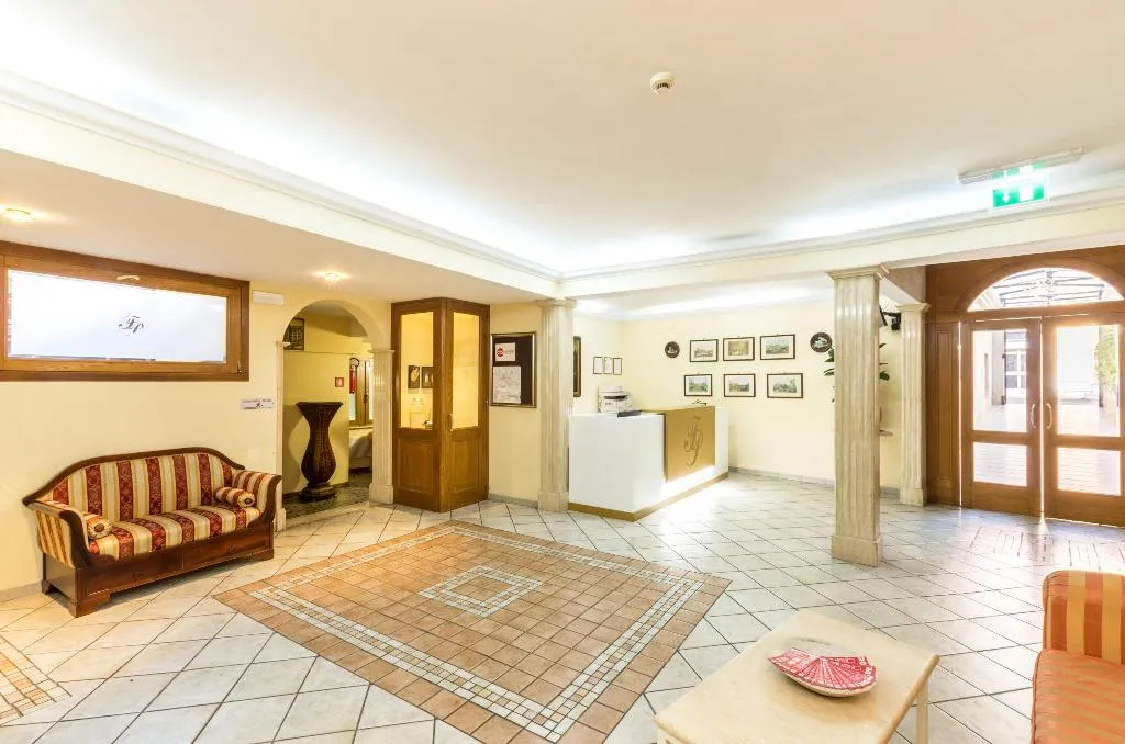 Lobby, Tempio di Pallade, Rome