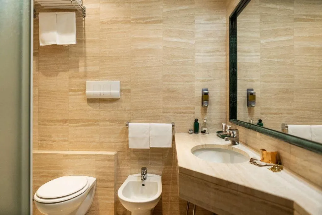Room, Alga, Milan