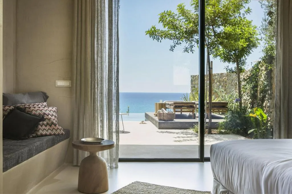 Room, F Zeen, Kefallinia