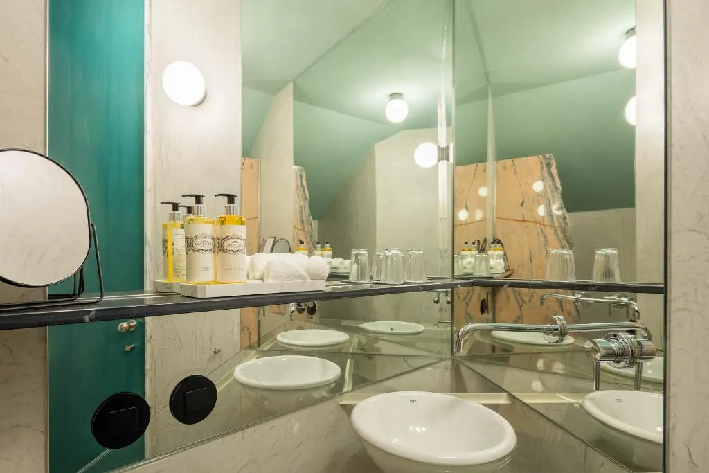 Double or Twin DELUXE ONE BED Room, Covelo The Original Rooms And Suites, Porto