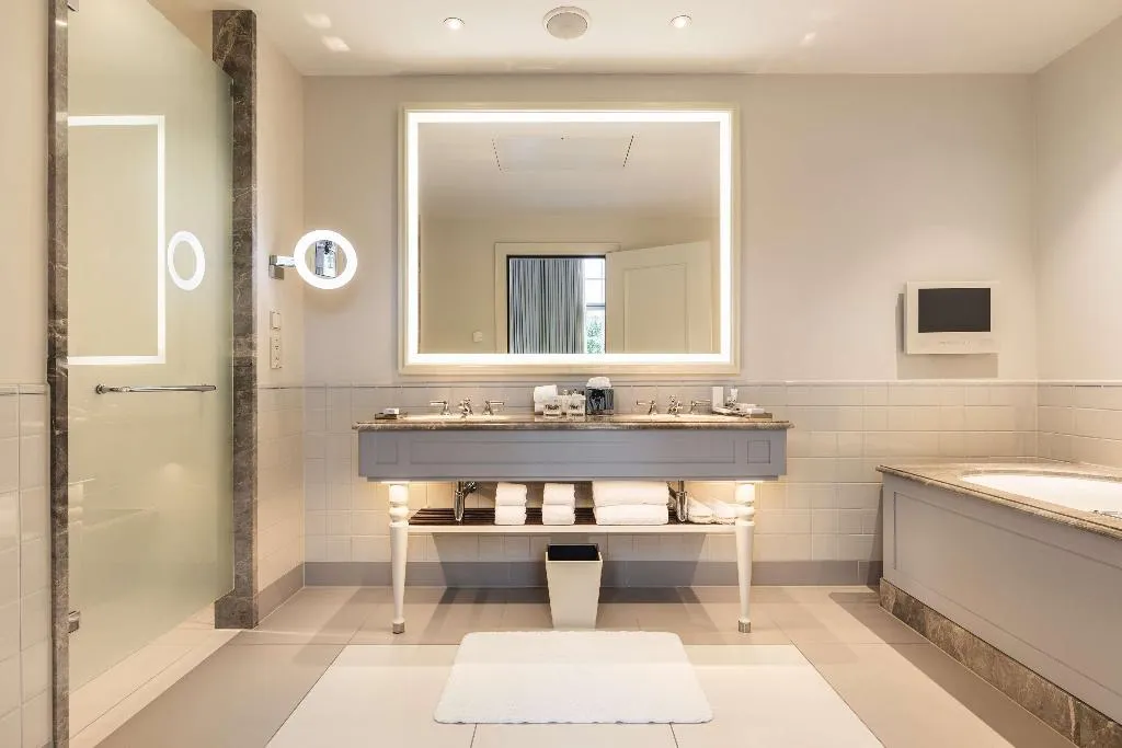 SUITE STANDARD Room, Waldorf Astoria Amsterdam, Amsterdam