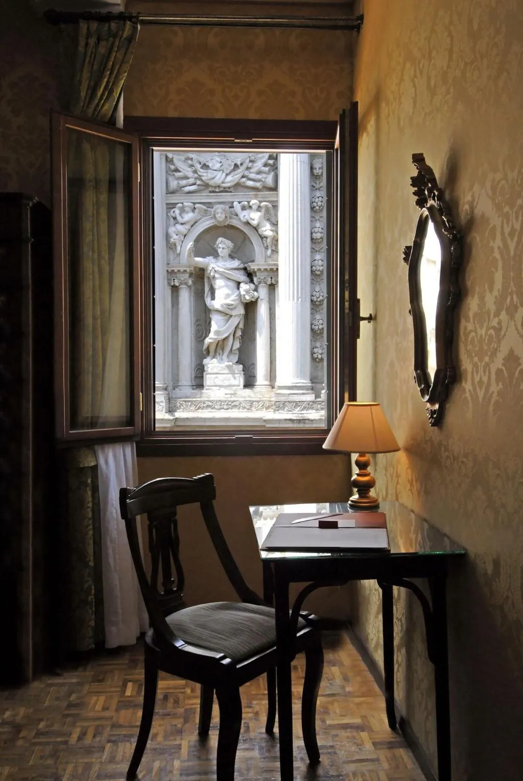 Room, Bel Sito e Berlino, Venice