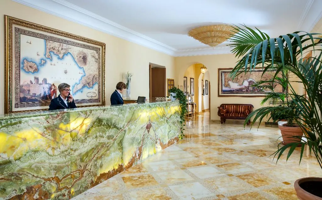 Lobby, Grand Hotel Due Golfi, Naples
