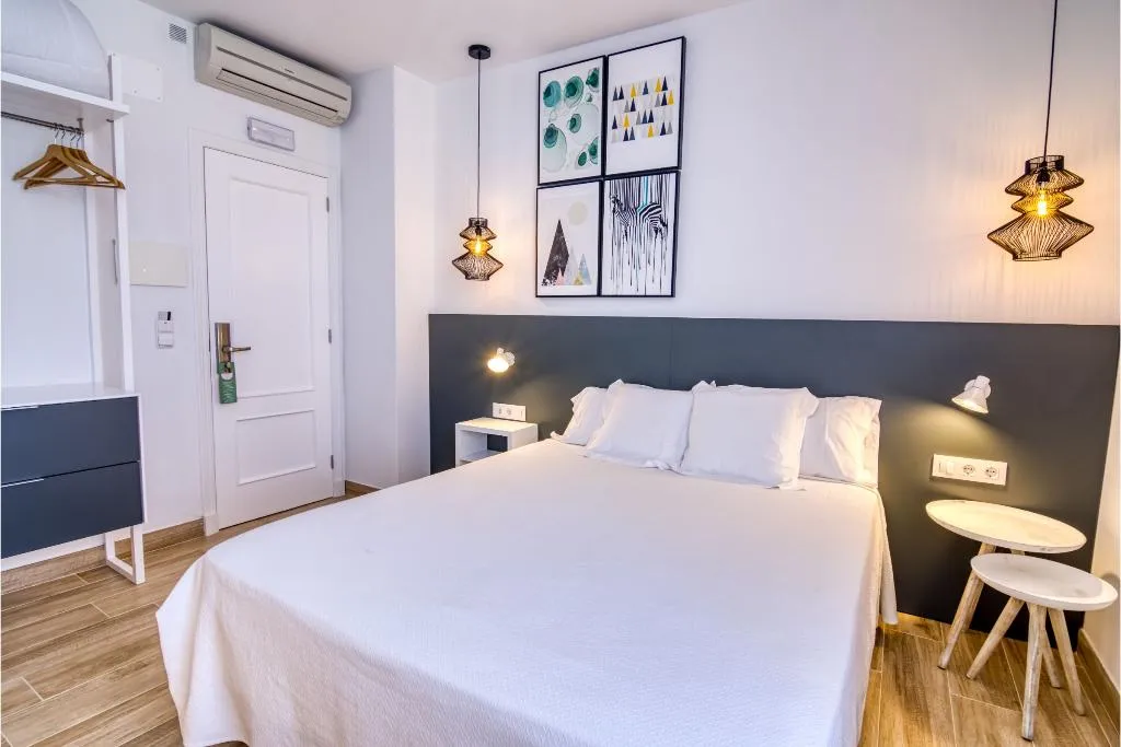 Double or Twin STANDARD Room, Hostal Restaurante La Isla S.L., Menorca