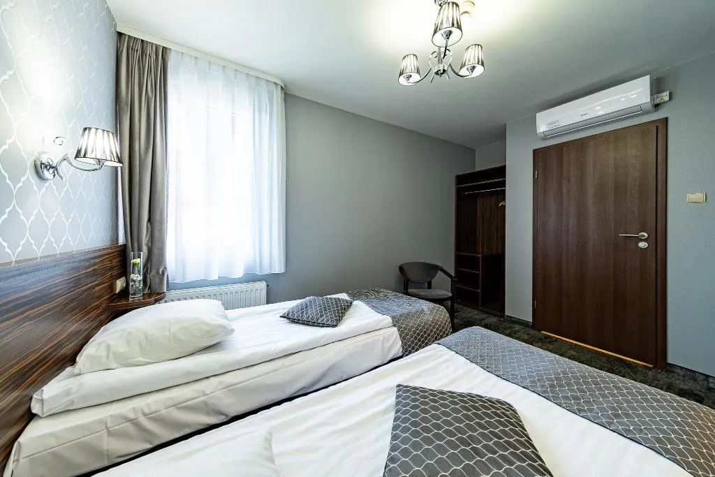 QUADRUPLE FOUR BEDROOMS TWO BATHROOMS Room, Fero Express, Krakow