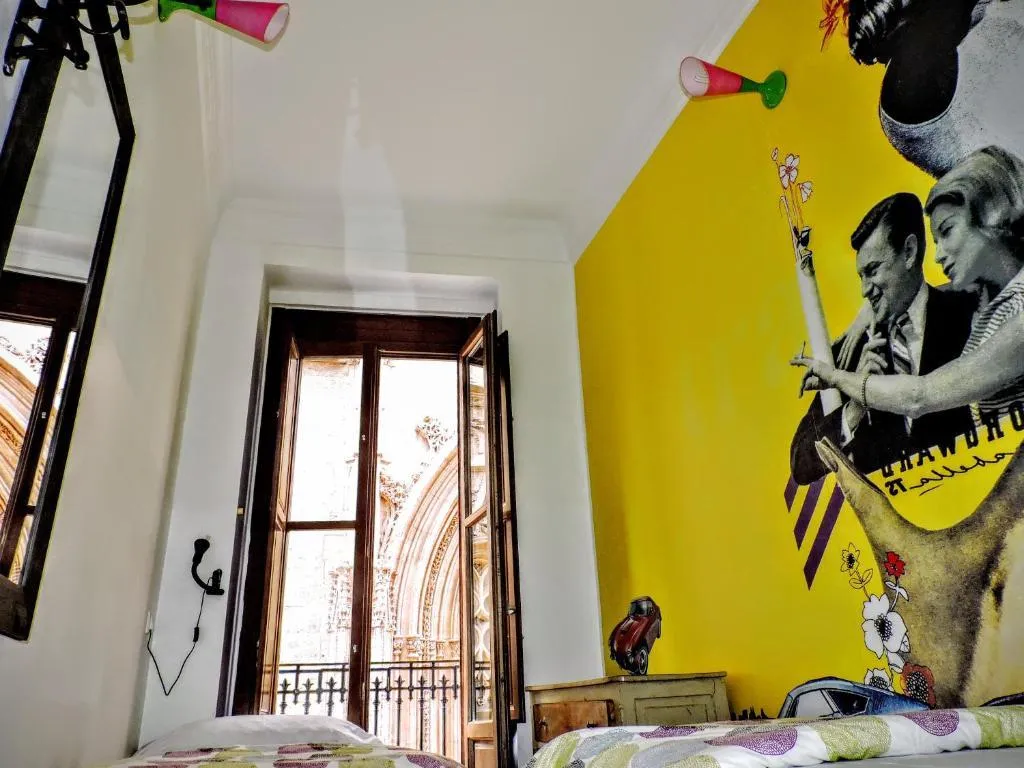 TWIN WITH SHARED BATHROOM Room, Home Youth Hostel, Valencia