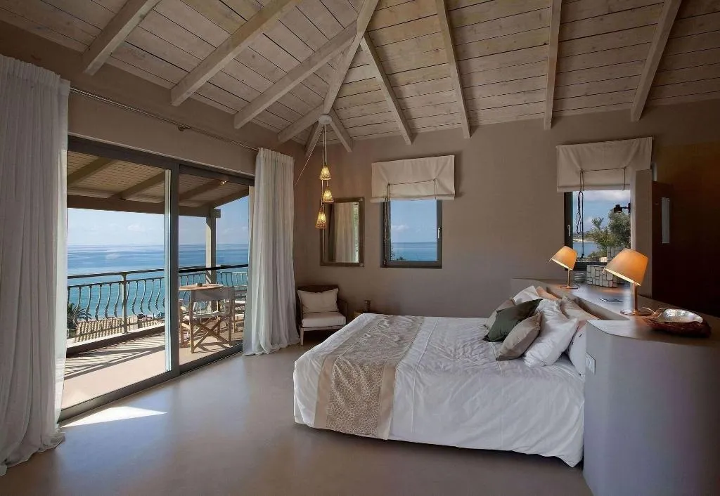 Room, F Zeen, Kefallinia