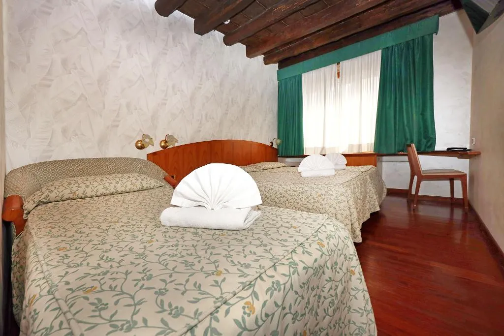 TRIPLE STANDARD Room, Corot, Rome