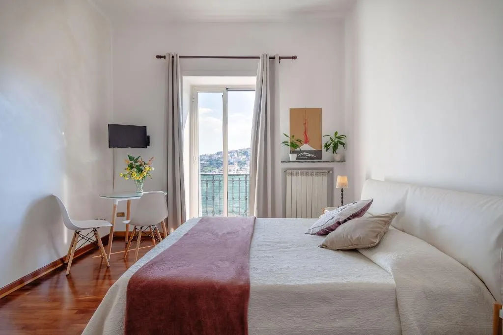 Room, Napolicentro Mare, Naples