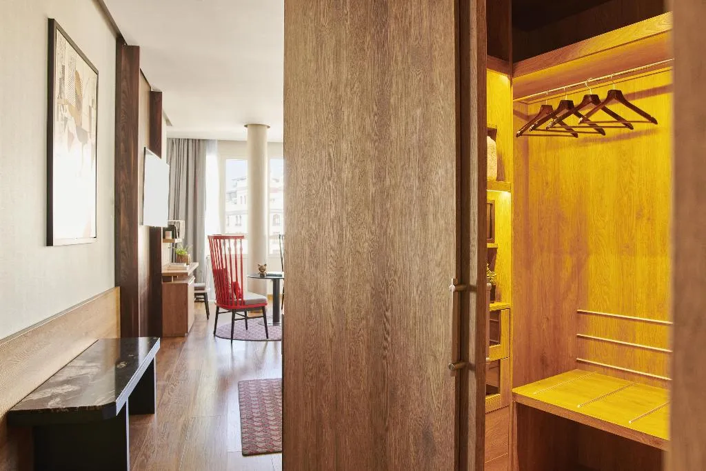 JUNIOR SUITE STANDARD Room, Hyatt Centric Gran Via Madrid, Madrid