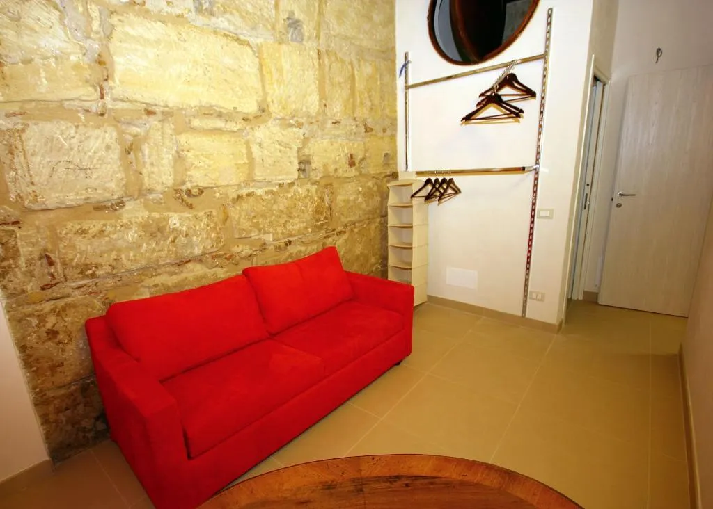 Room, Khalisah, Palermo