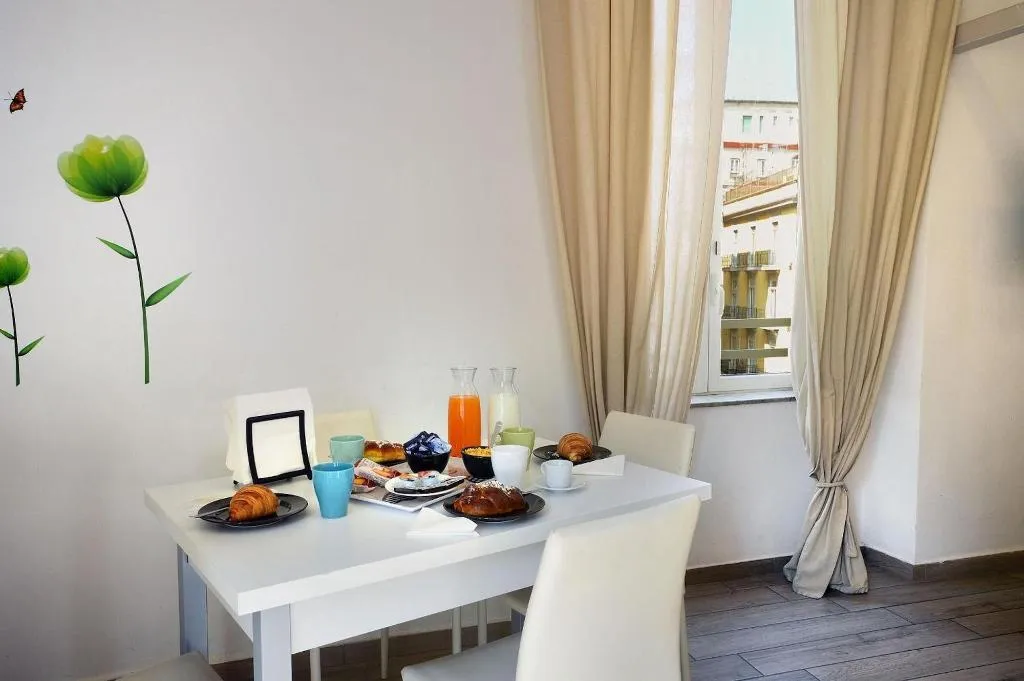 Room, Funikulì Funikulà, Naples